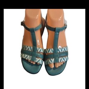 SAS Capri Teal Strappy T‑Bar Sandals with Patterned Accent. Size 7 M
